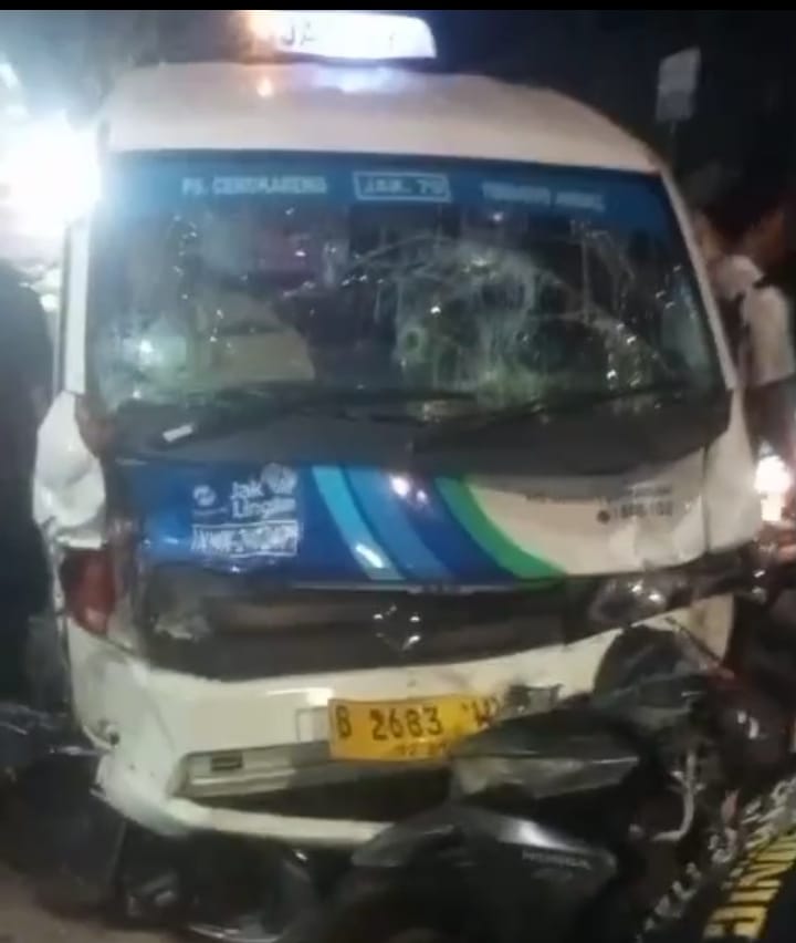 Diduga Ugal-ugalan, Sopir Angkot Tabrak 5 Pengendara Motor di Cengkareng.