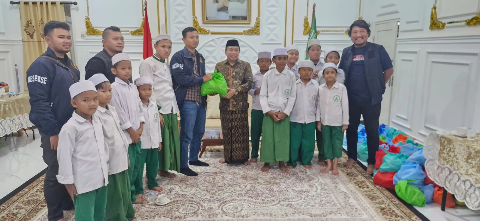 Jumat Berkah, Satreskrim Polres Pelabuhan Tanjung Priok Berbagi Kebahagiaan di Pondok Pesantren Al Misbah