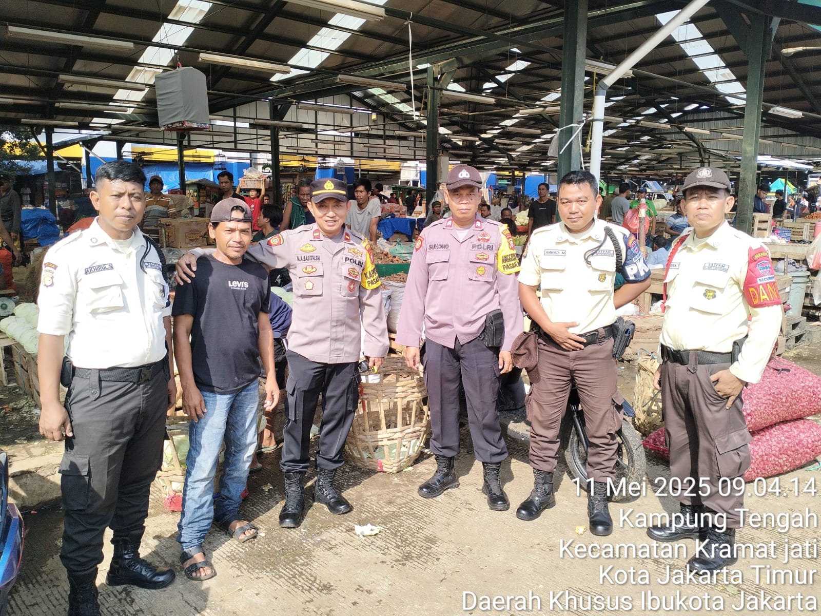 Polsubsektor Pasar Induk dan Stakeholder Gelar Patroli Pasca Penertiban PKL di Los H Pasar Induk Kramat Jati.