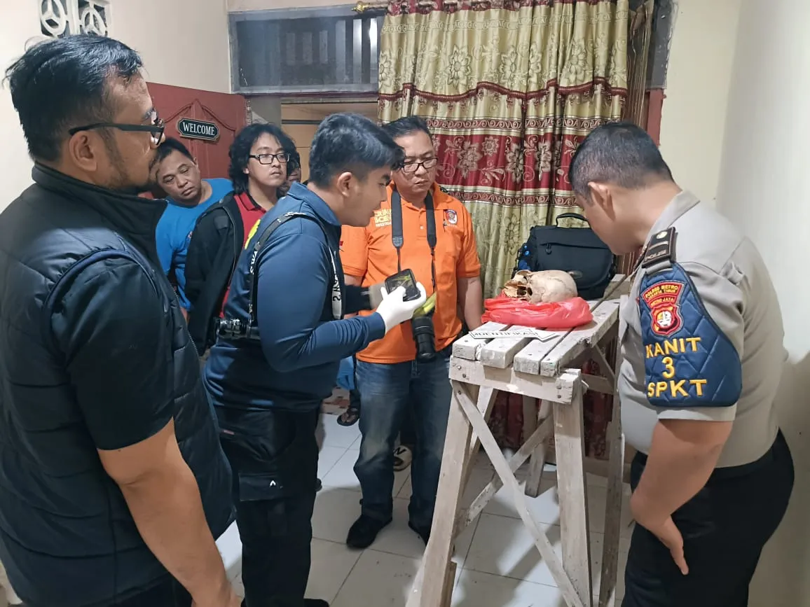 Diduga Tengkorak Manusia Ditemukan di Plafon Dapur Rumah Kosong di Duren Sawit.