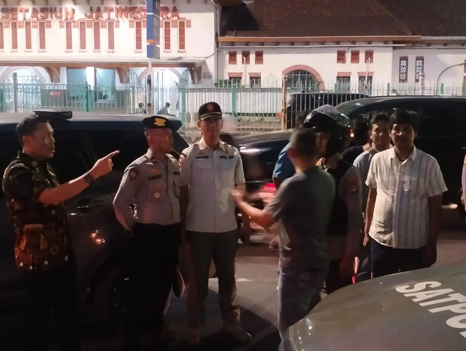 OPS Brantas Jaya 2025: Polres Metro Jkarta Timur Tertibkan Atribut Ormas di Ruang Publik.