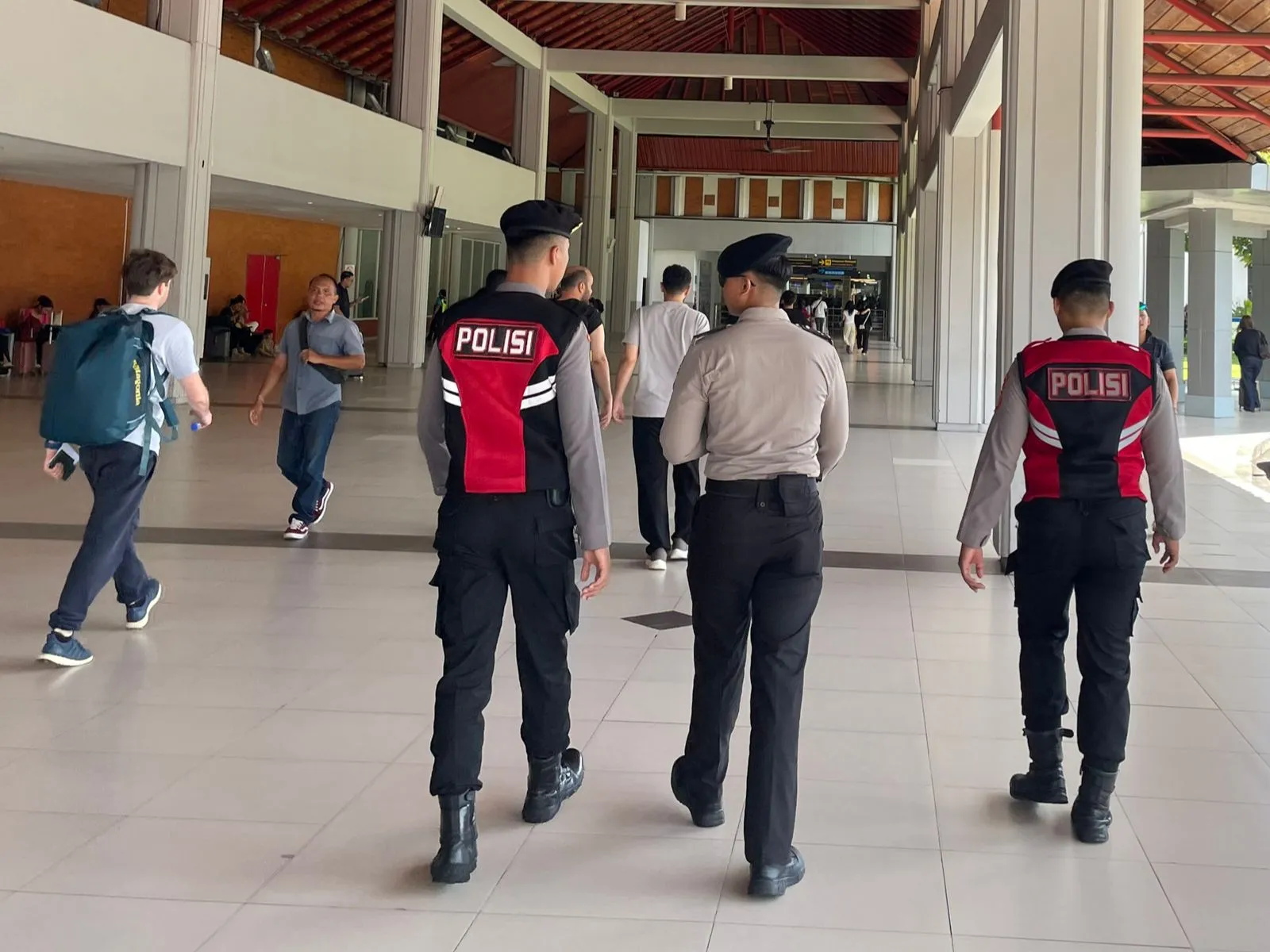 Polres Bandara Ngurah Rai Tingkatkan Pengamanan dan Himbauan Kamtibmas di Terminal Domestik