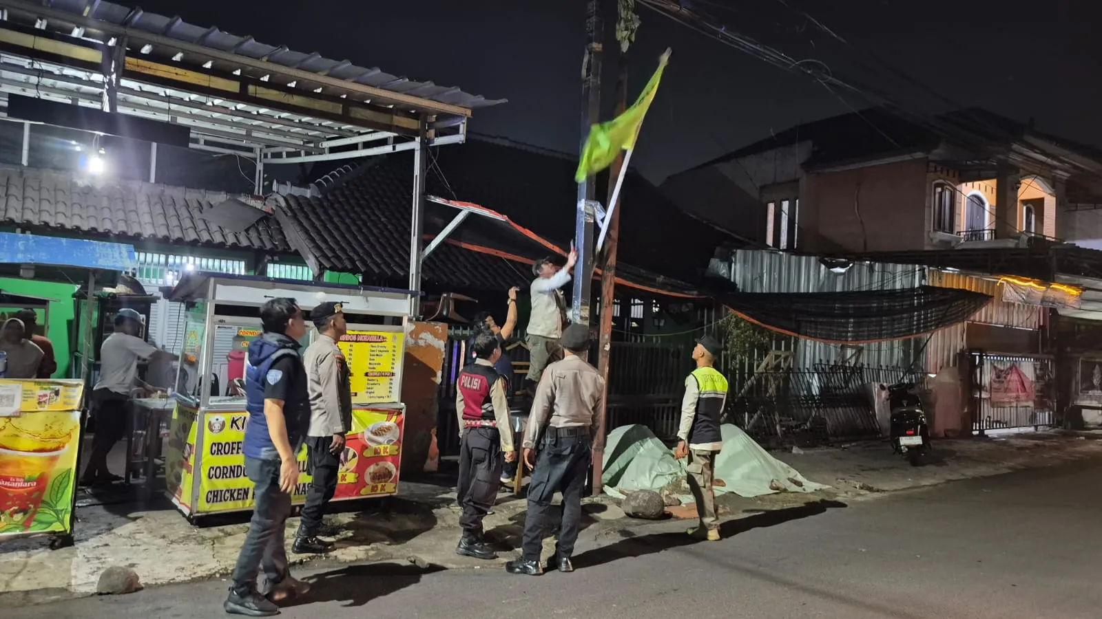 Polsek Kramatjati Tertibkan Atribut Bendera Ormas di Sejumlah Titik Jakarta Timur.