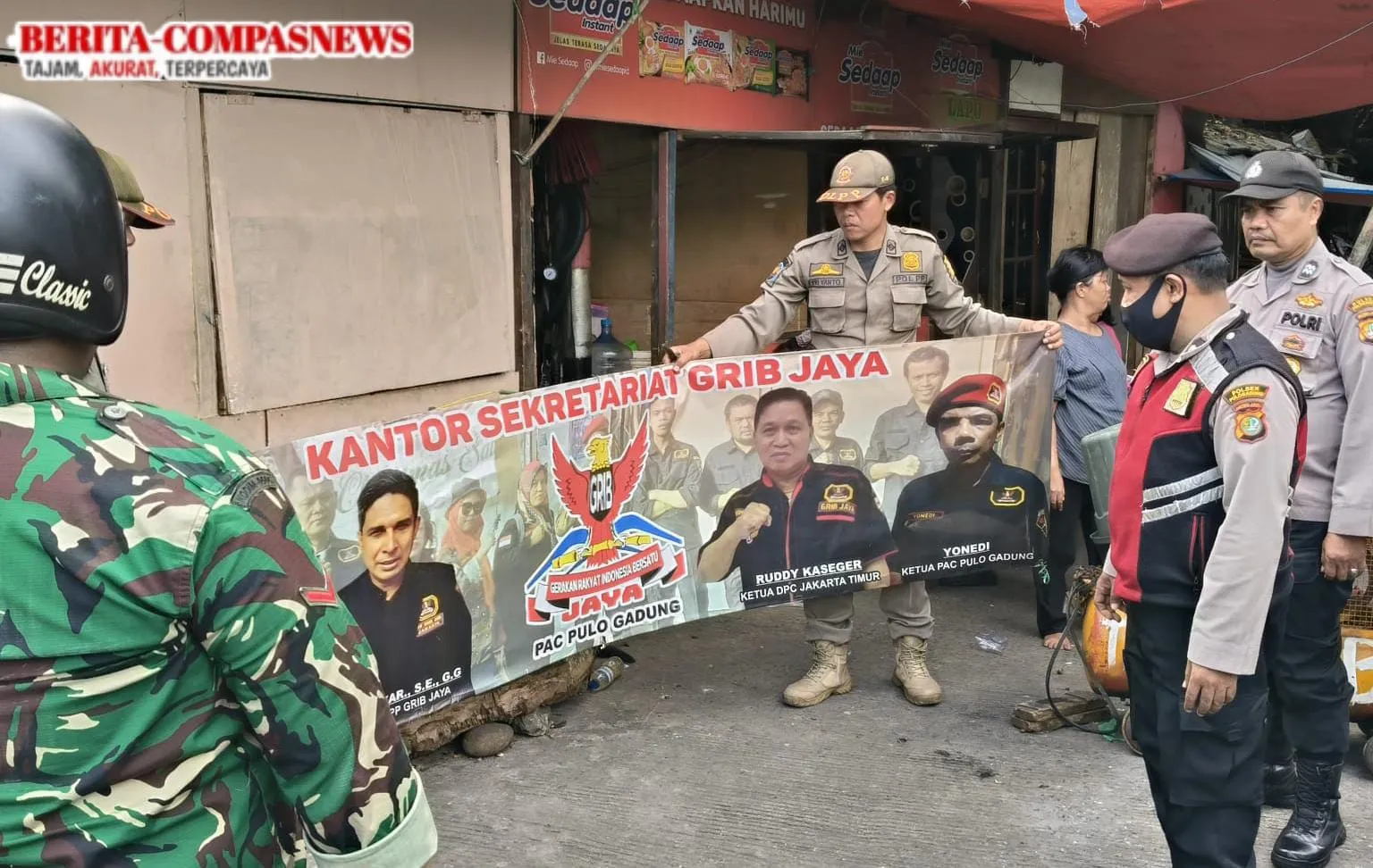 Tiga Pilar Kecamatan Pulogadun Gelar Operasi Penertiban Atribut Organisasi kemasyarakatan (ormas) di sejumlah titik strategis wilayah
