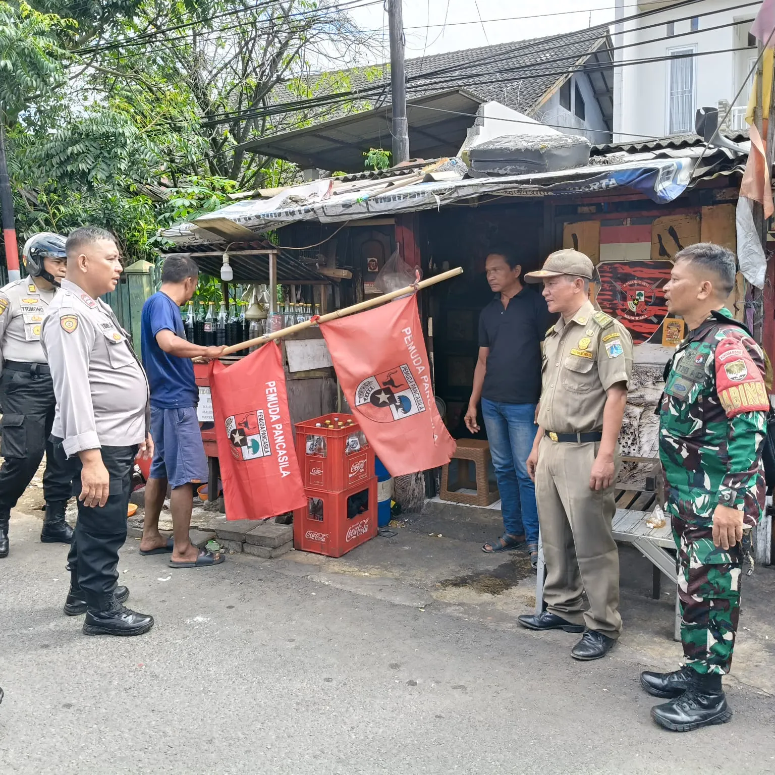 Tiga Pilar Tertibkan Atribut Ormas di Wilayah Pulogadung.