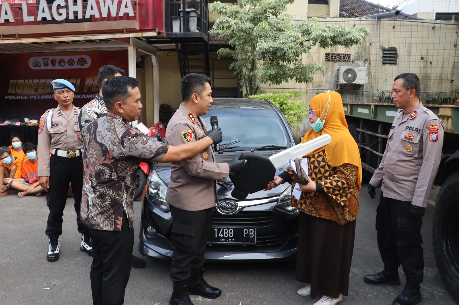 Kapolres Pelabuhan Tanjung Perak AKBP Wahyu Hidayat Kembalikan Kendaraan Hasil Kejahatan kepada Pemilik
