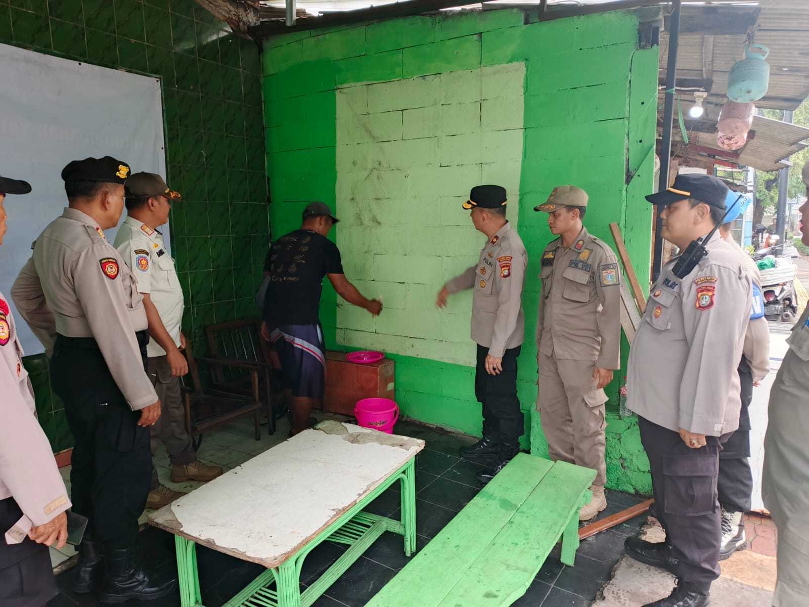 Penertiban Atribut Ormas Berjalan Kondusif, Sejumlah Gardu di Pulogadung Dicat Netral