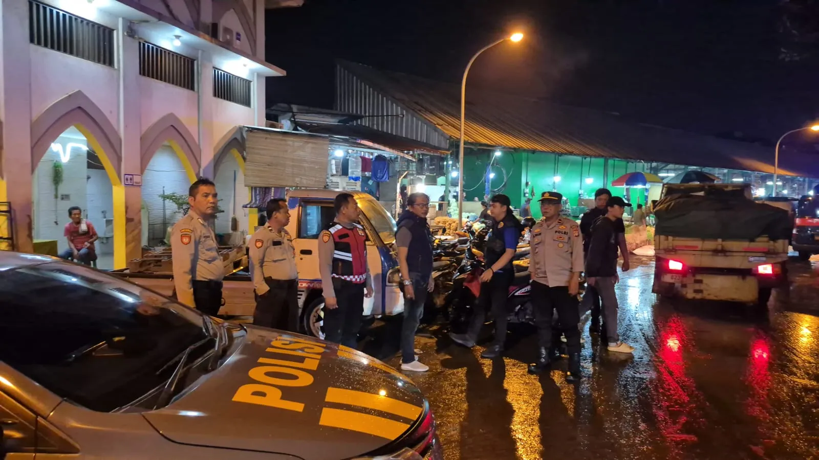 Polsek Kramatjati Lakukan Monitoring Aktivitas Pedagang di Pasar Induk Pasca Pembongkaran Posko Ormas