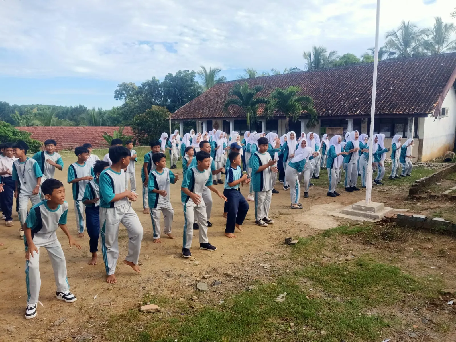 SMPN 02 Cibaliung Gelar Kegiatan Olahraga Selasa Sehat” Untuk Siswa Kelas 7 hingga 9