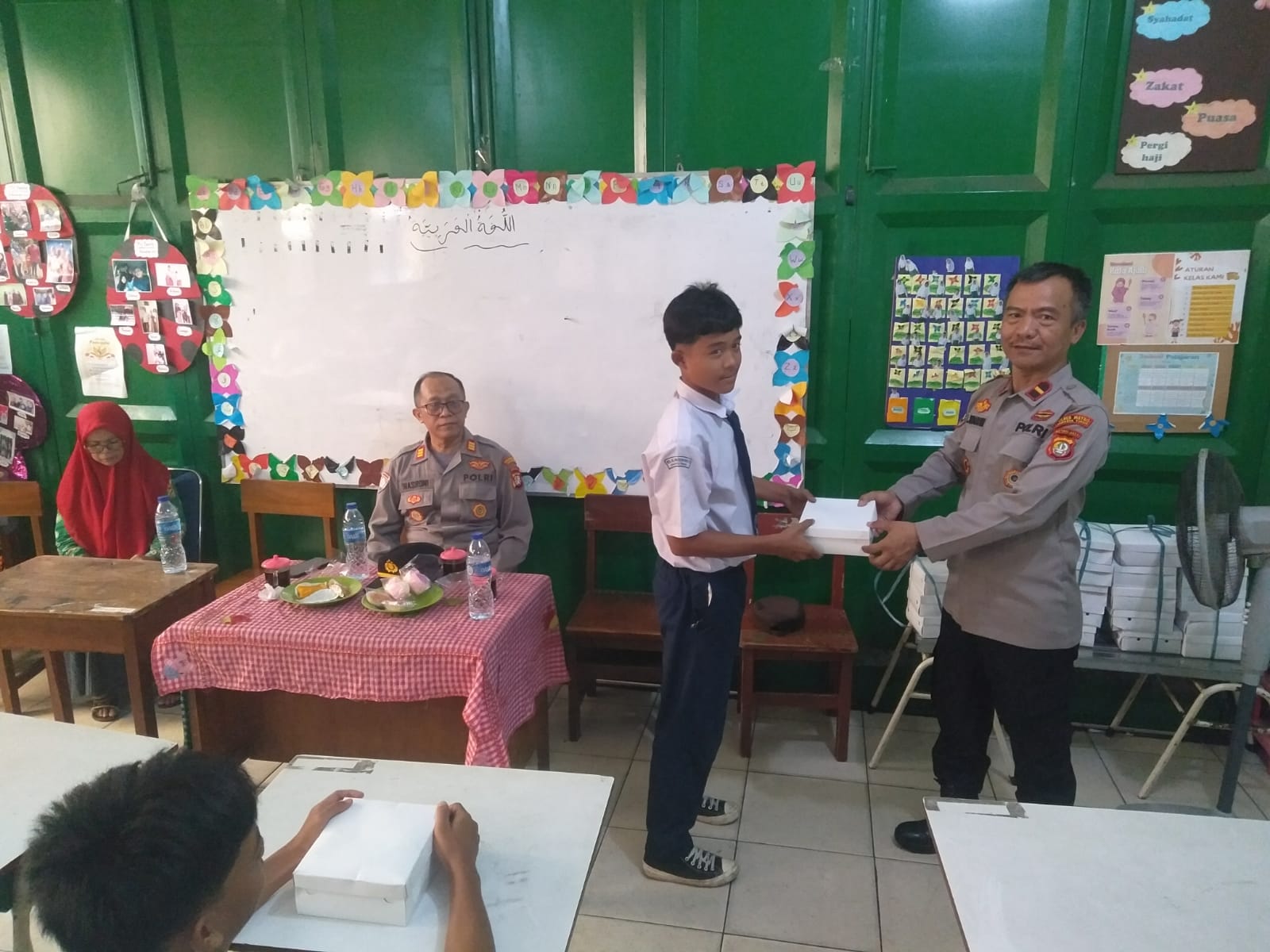 Polres Metro Jakarta Timur Gencarkan Penyuluhan Bahaya Kenakalan Remaja di Lingkungan Sekolah.