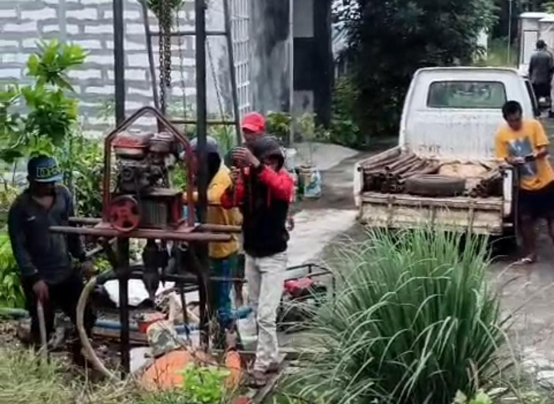 Hadapi Krisis Air, Warga Perumahan Pesona Suramadu Gotong Royong Bangun Sumur Bor