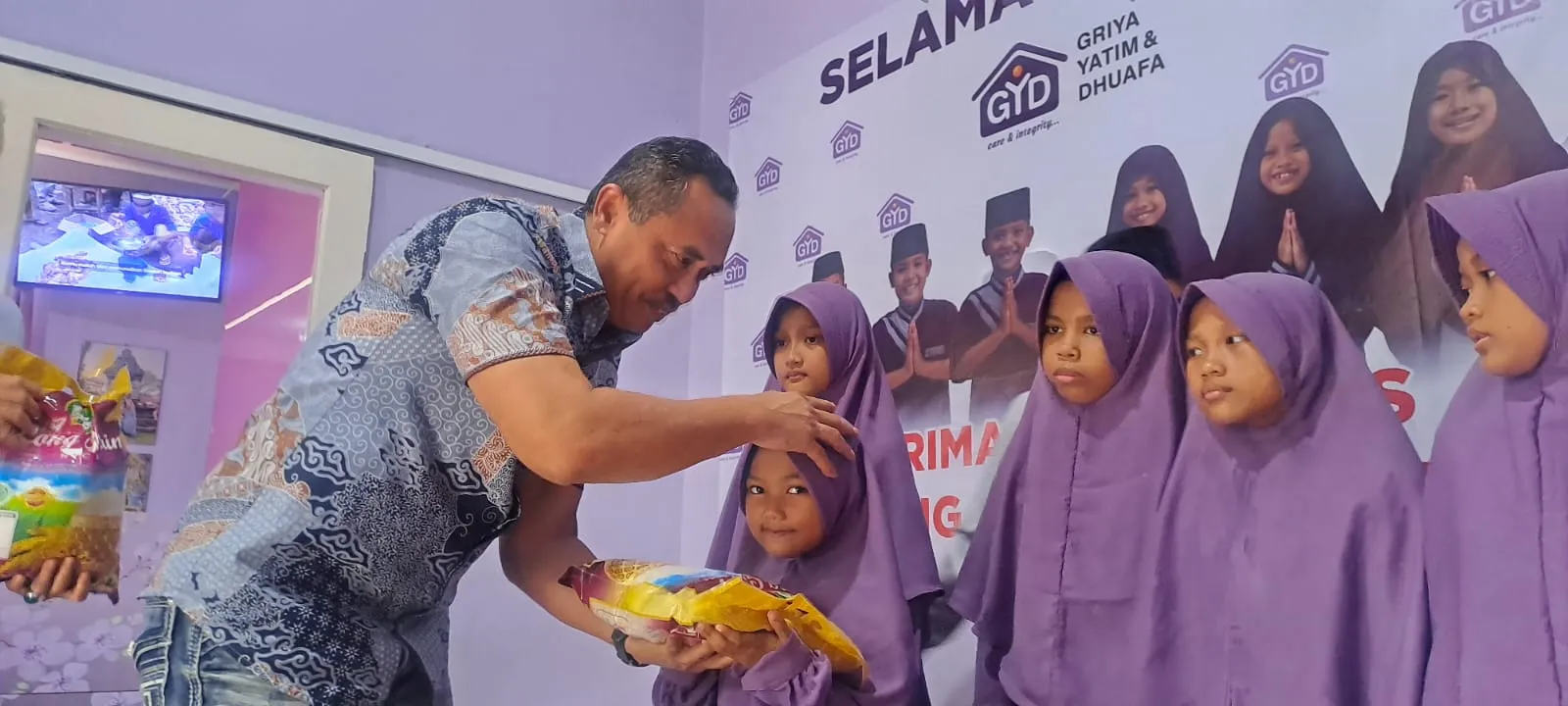 Jumat Peduli, Sat Resnarkoba Polres Metro Jaktim Berbagi di Rumah Yatim Kayu Manis.