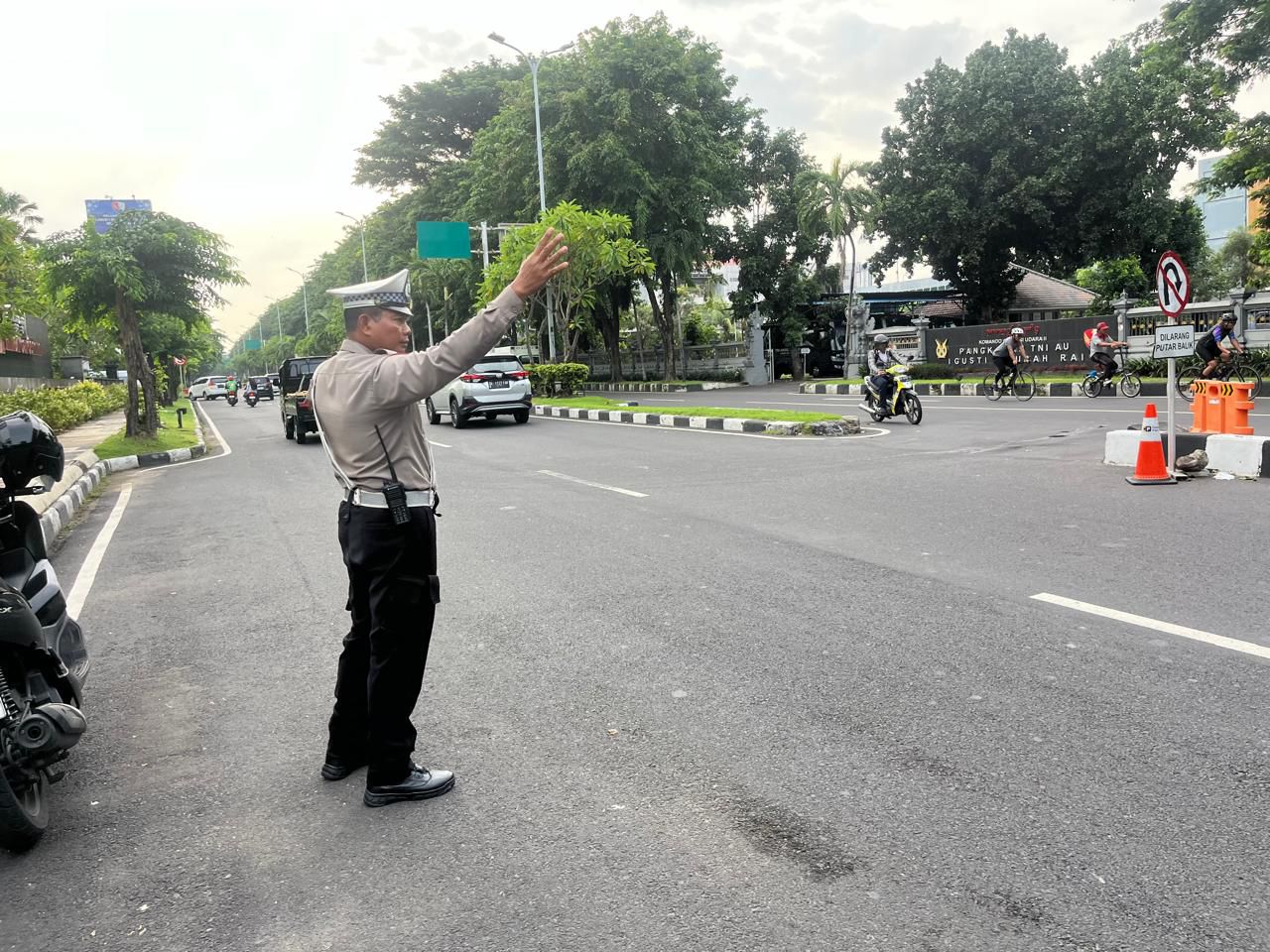 Polres Bandara Ngurah Rai Gencarkan Pengaturan Lalu Lintas Pagi Untuk Cegah Kemacetan