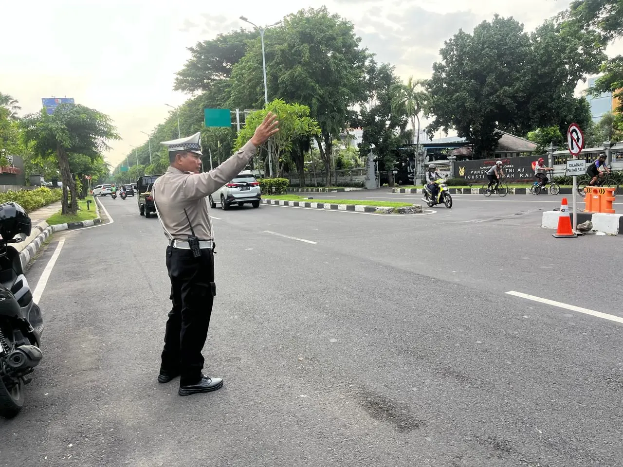 Polres Bandara Ngurah Rai Gencarkan Pengaturan Lalu Lintas Pagi Untuk Cegah Kemacetan