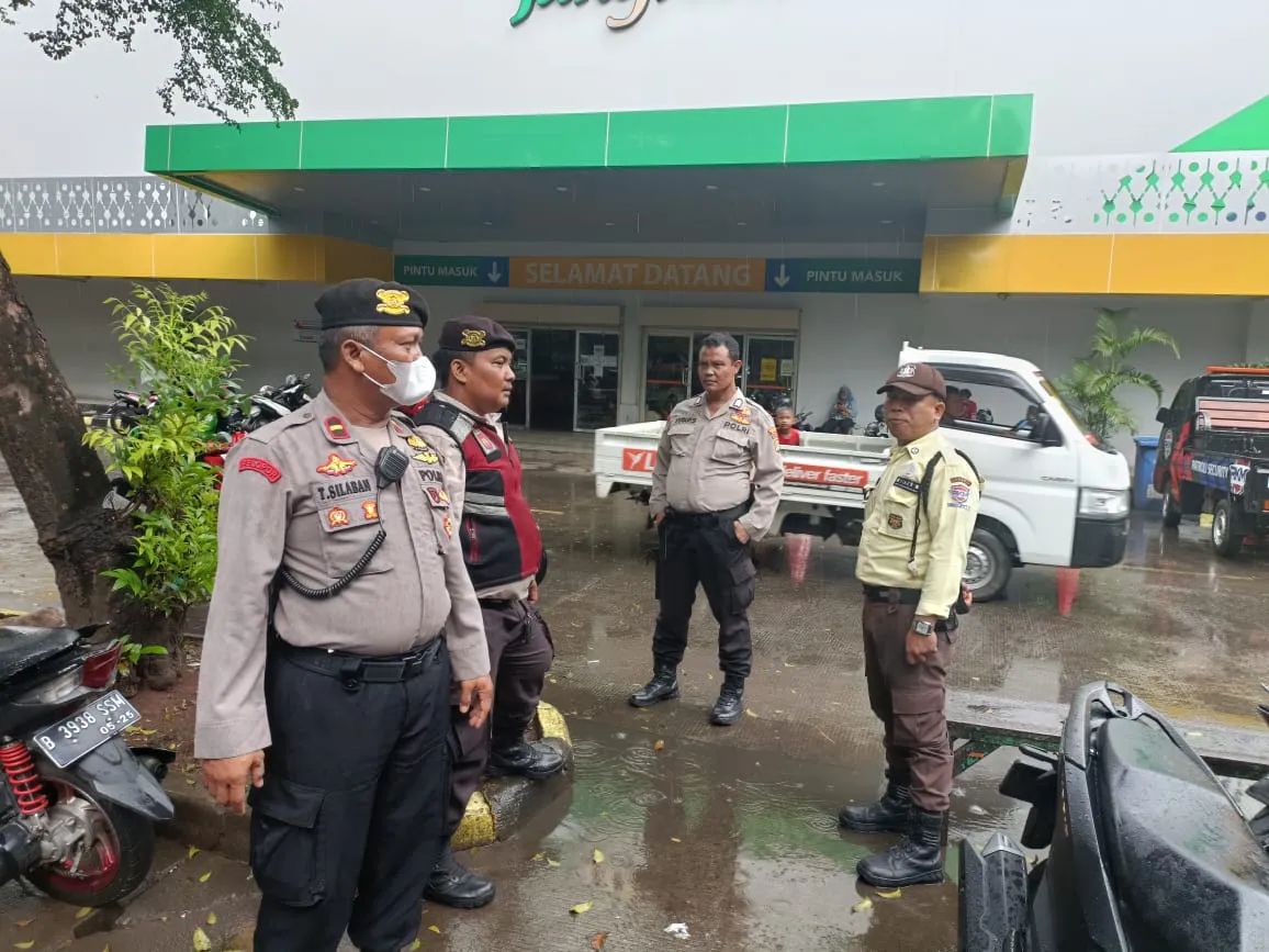 Polsek Kramatjati Lakukan Monitoring di Pasar Induk, Pastikan Aktivitas Pedagang Aman dan Kondusif