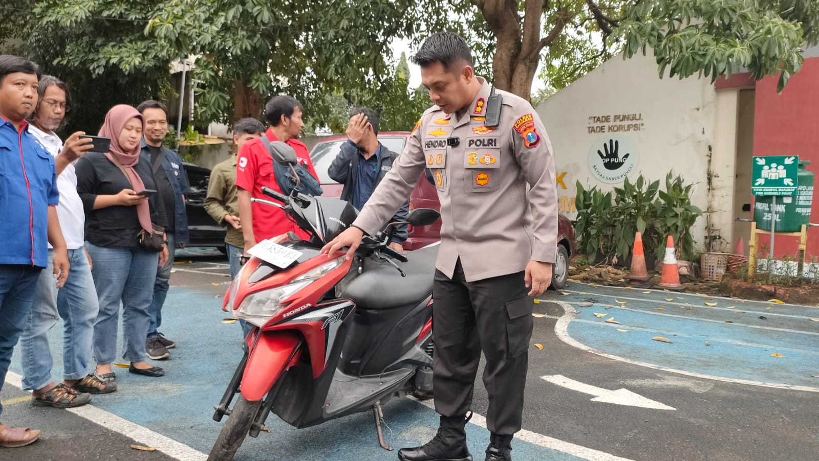 Raib Dicuri 2 Tahun, Polres Bangkalan Kembalikan Motor Warga Banyuwangi Yang Ditemukan di Blega