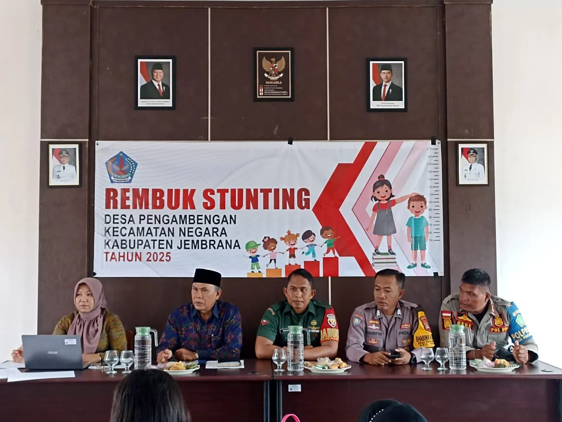 Bhabinkamtibmas Hadiri Rapat Rembuk Stunting di Ruang Kantor Desa Pengambengan