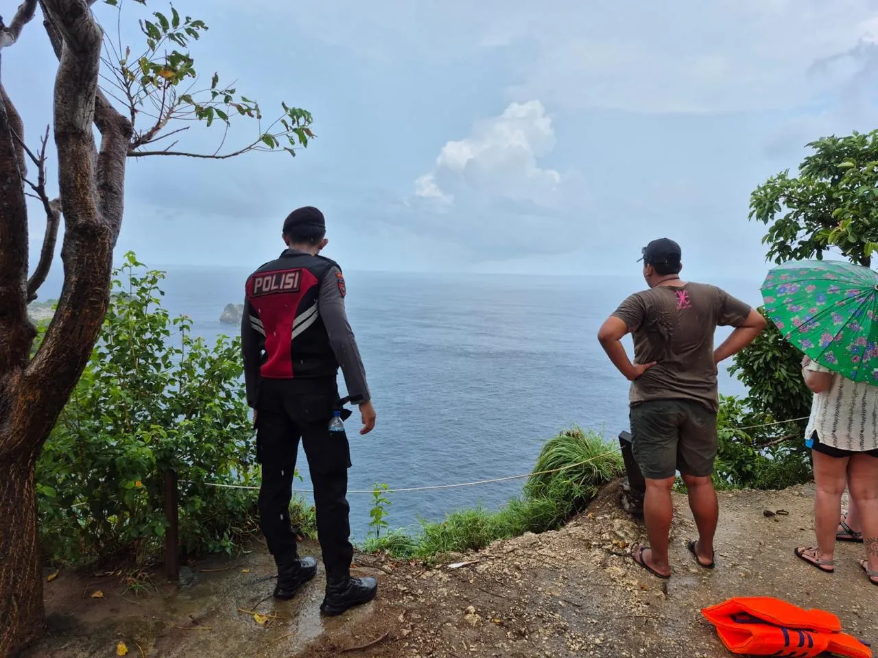 Polsek Nusa Penida Bersinergi Dengan Basarnas Lakukan Pencarian WNI Yang Terseret Arus di Diamond Beach