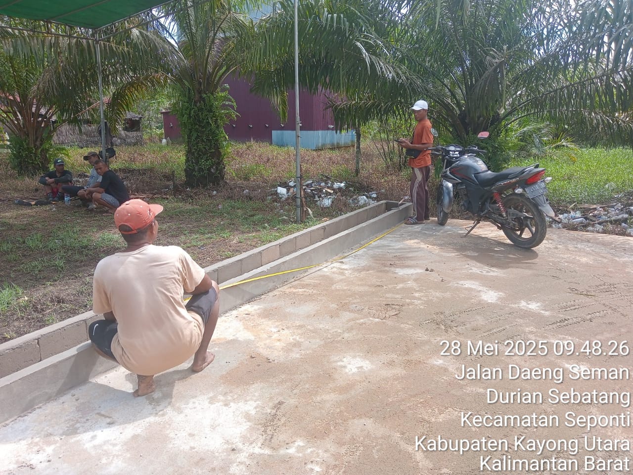 Jalan Pemukiman Warga Durian Sebatang Hancur, Namun Pj Kepala Desa Sudin Sibuk Bangun Taman Bunga
