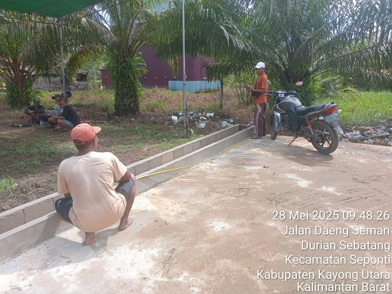 Jalan Pemukiman Warga Durian Sebatang Hancur, Namun Pj Kepala Desa Sudin Sibuk Bangun Taman Bunga