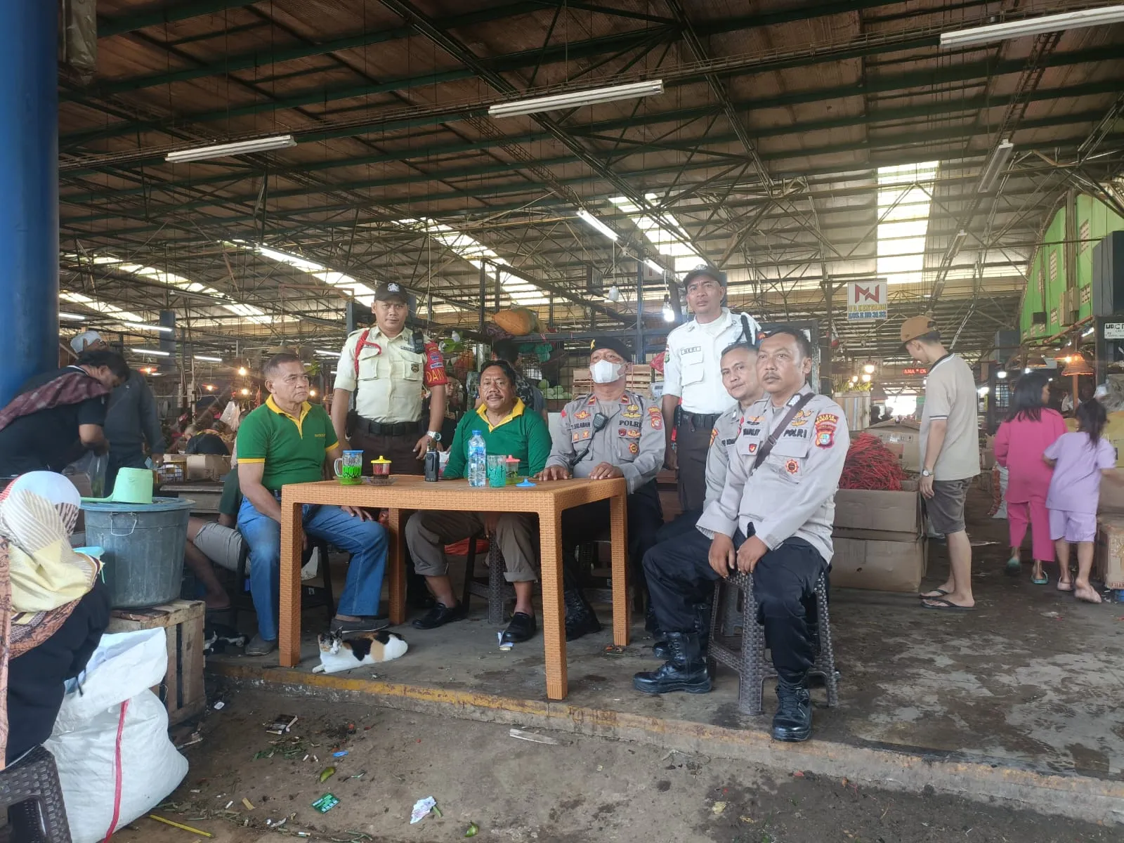 Polsek Kramatjati Patroli di Pasar Induk Antisipasi Premanisme dan Gangguan Kamtibmas