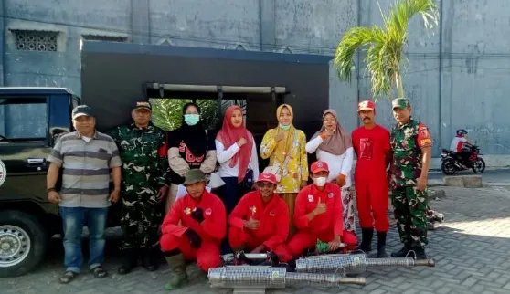 Cegah Demam Berdarah, Babinsa 01 Bondowoso Dampingi Nakes Fogging di Kel. Dabasah