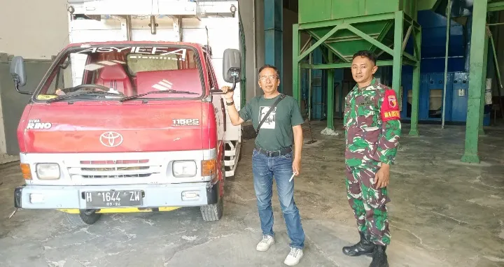 Babinsa Baratan Dampingi Petani Serap Gabah Untuk Bulog Sebanyak 5 Ton