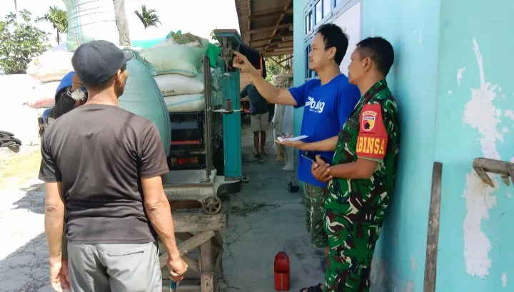 Pastikan Berjalan Lancar, Babinsa Kodim 0822/10 Wonosari Kawal Langsung Serapan Gabah Petani di Desa Tumpeng