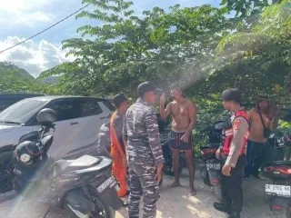 Polsek Nusa Penida Bersama TNI dan Basarnas Berhasil Evakuasi WNA Yang Terseret Arus di Pantai Atuh