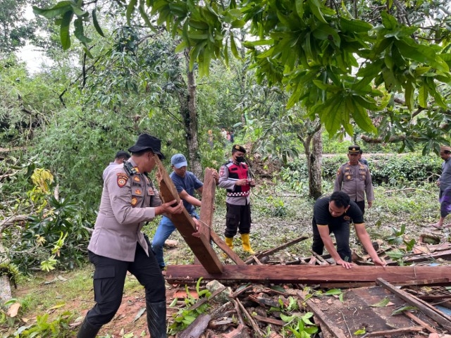 Angin Puting Beliung Terjadi di Batangan, Sinergitas Tiga Pilar dan Warga Kompak Gotong Royong