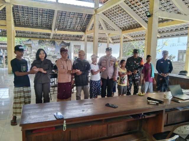Bhabinkamtibmas Batununggul Hadiri dan Amankan Pembagian BLT-DD Tahap 6 Tahun 2025