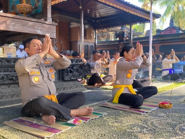 Polres Jembrana Gelar Binrohtal, Tingkatkan Iman dan Taqwa Personel Lewat Doa dan Persembahyangan