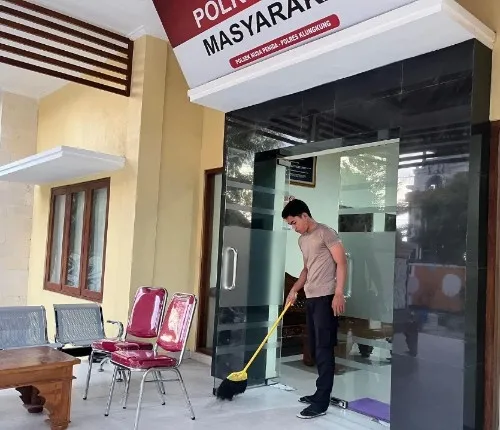 Demi Keindahan dan Kebersihan, Personel Polsek Nusa Penida Laksanakan Giat Bersih-Bersih Lingkungan Kantor