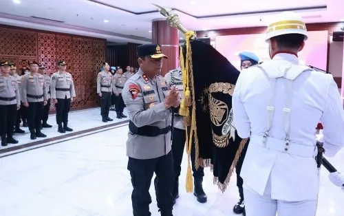 Kapolda Jatim Pimpin Upacara Pemuliaan Nilai Luhur Tribrata Pataka Polda Jatim 'Tan Hana Dharma Mangrwa'