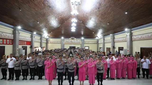 Kapolda Bali Pimpin Upacara Kenaikan Pangkat di Gedung Presisi