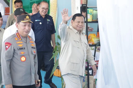 Kapolri Dampingi Presiden Panen Raya Jagung Kuartal II Di Sanggau Ledo Kabupaten Bengkayang