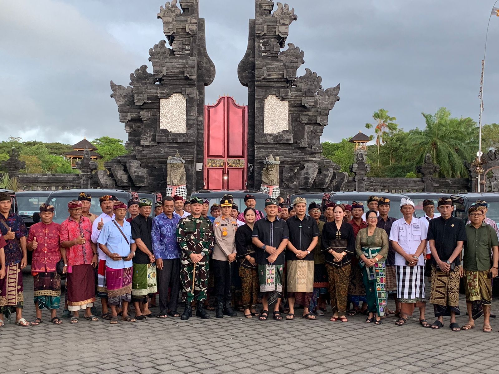 Bersama Forkopimda Jembrana, Kapolres Hadiri Launching Mobil Pick Up Harmoni Untuk Desa
