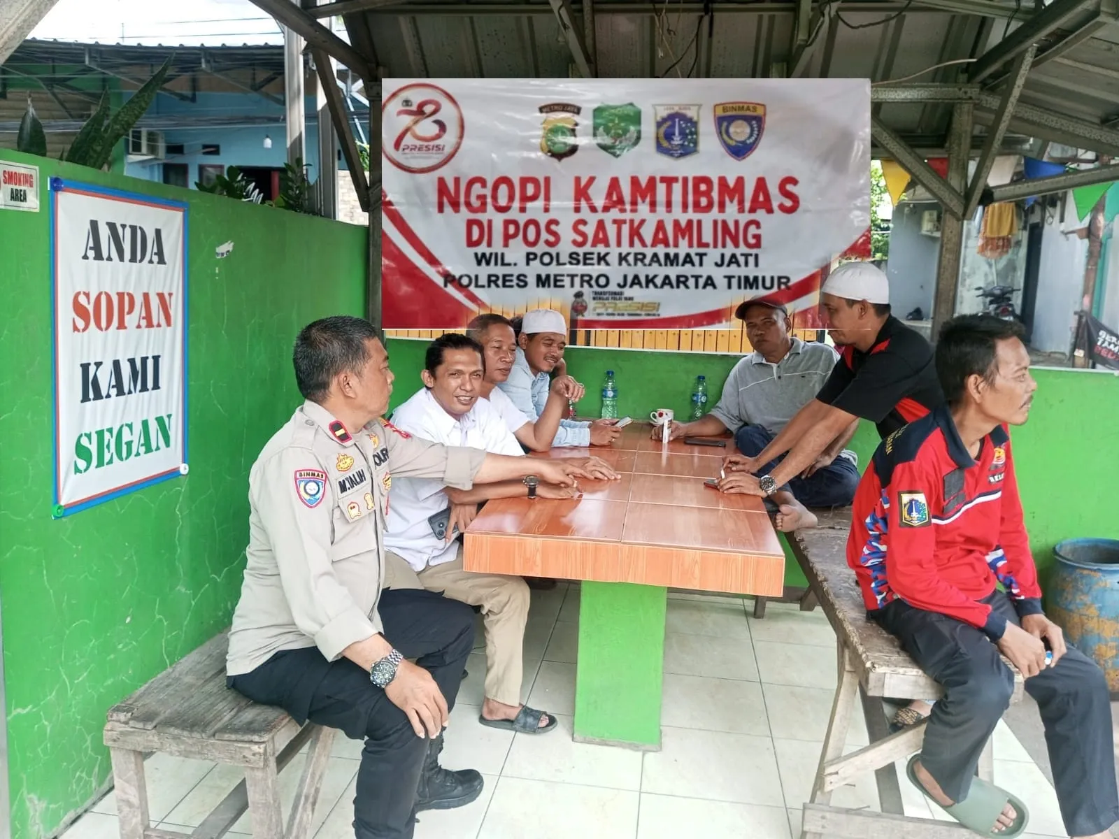 Panit Binmas Polsek Kramatjati Gelar "Ngopi Kamtibmas" Bersama Warga Balekambang Sinergi Tiga Pilar dan Warga Jadi Kunci Jaga Keamanan Lingkungan.