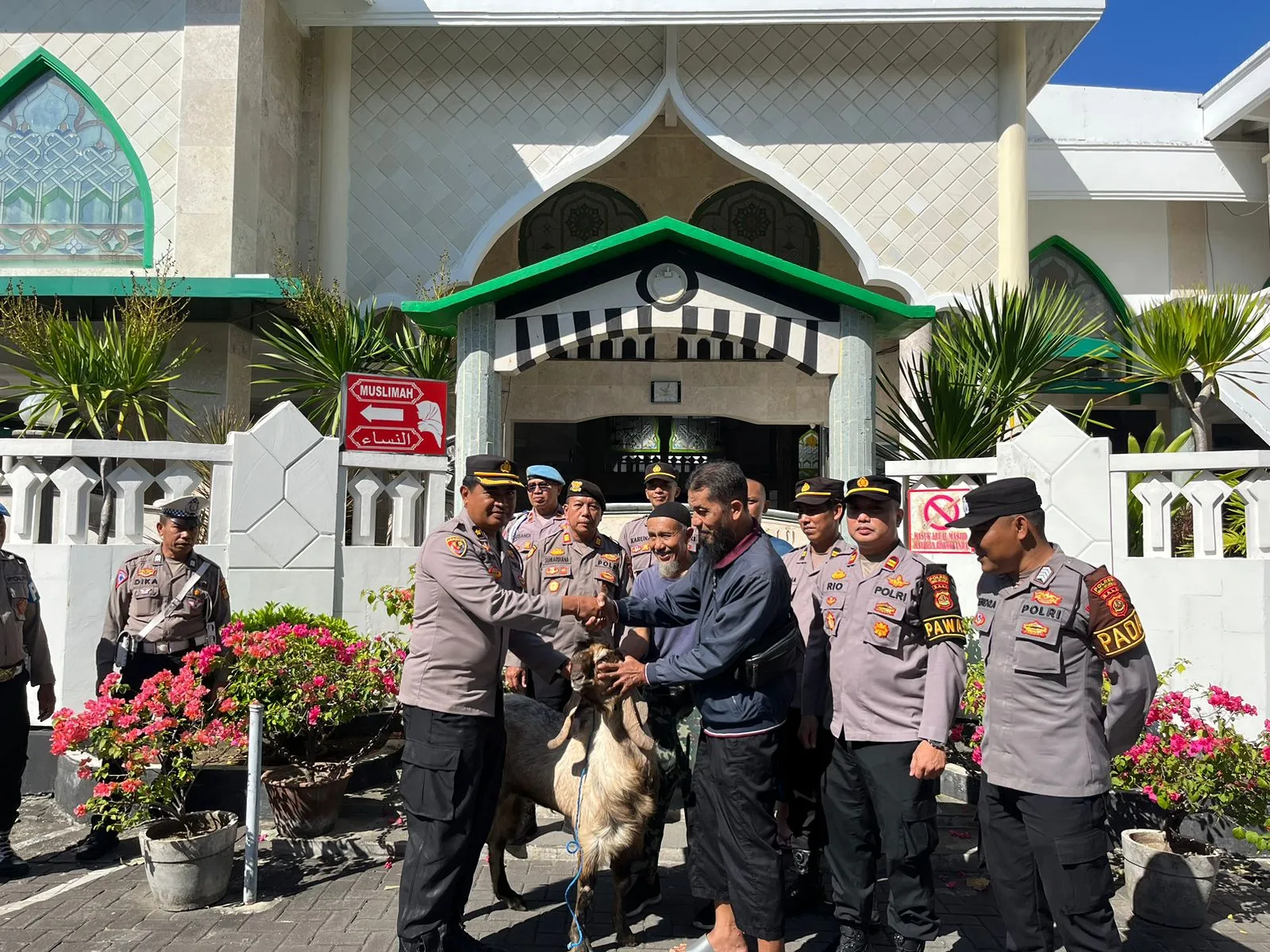 Polres Kawasan Bandara Ngurah Rai Tebar Kurban, Wujud Kepedulian Pada Masyarakat
