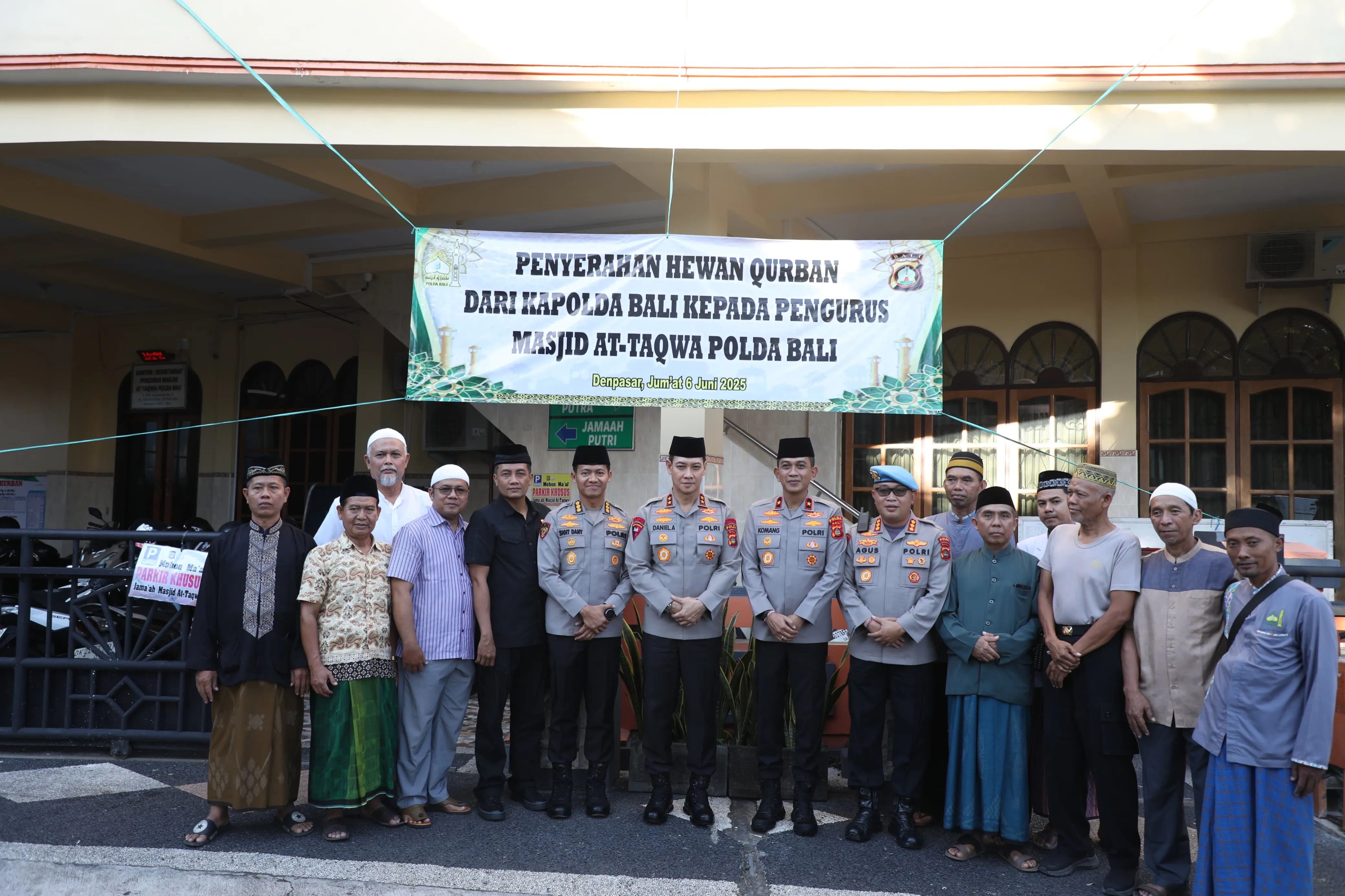 Kapolda dan Wakapolda Bali Serahkan Dua Ekor Sapi Qurban di Masjid At-Taqwa