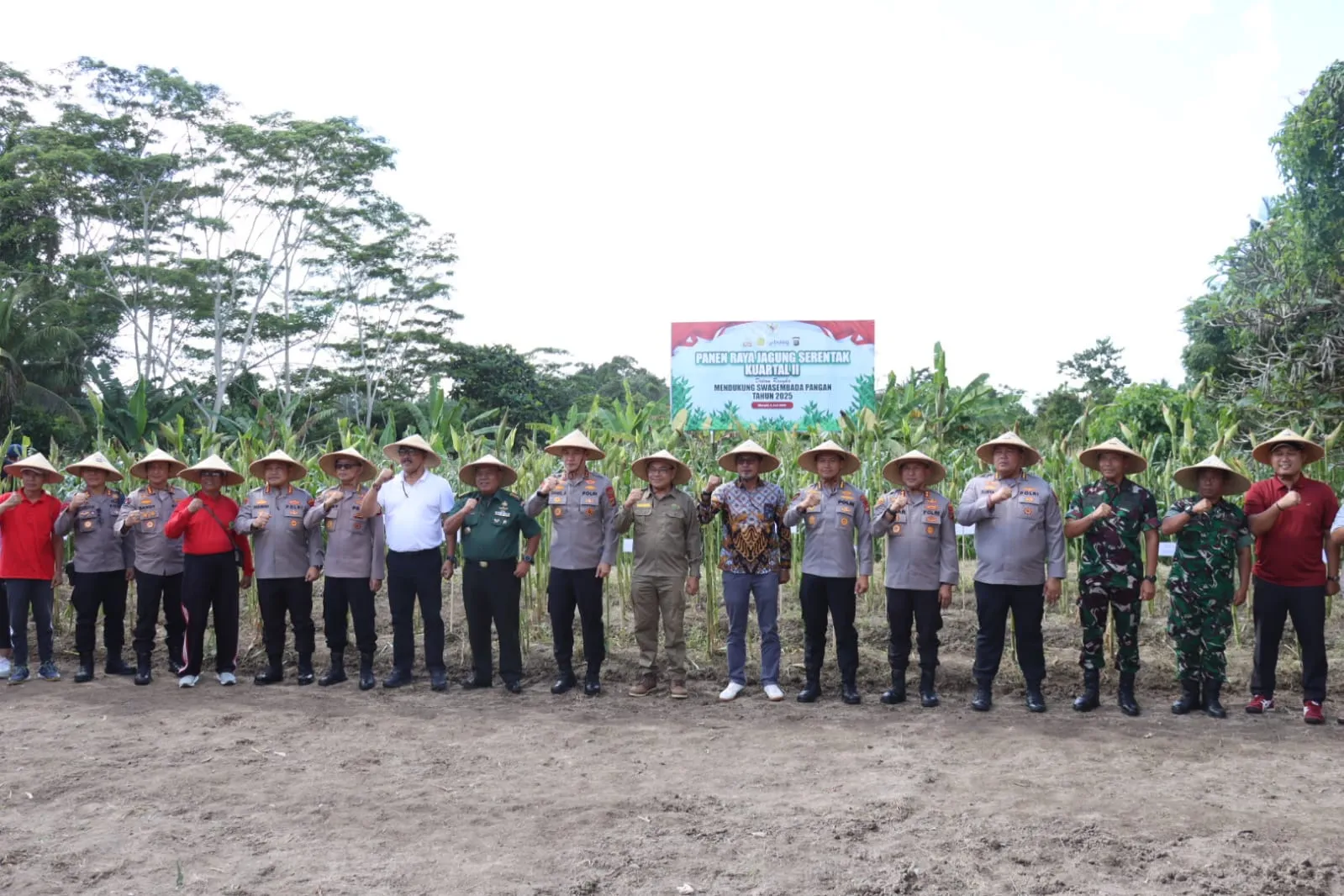 Dandim Gianyar Letkol I Gede Winarsa Turut Hadiri Panen Raya Jagung Serentak di Desa Beng