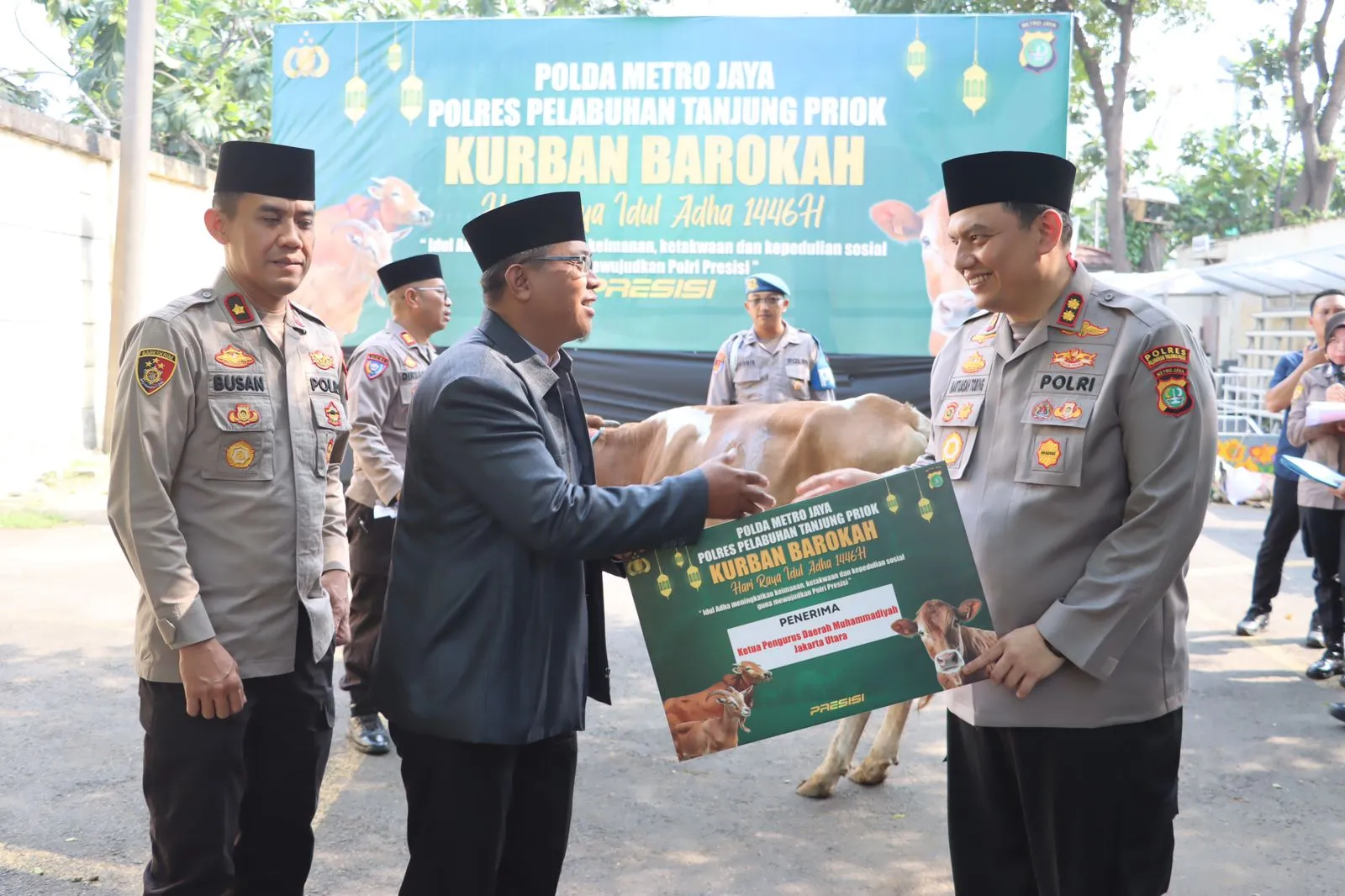 Kapolres Pelabuhan Tanjung Priok, Serahkan Hewan Kurban
