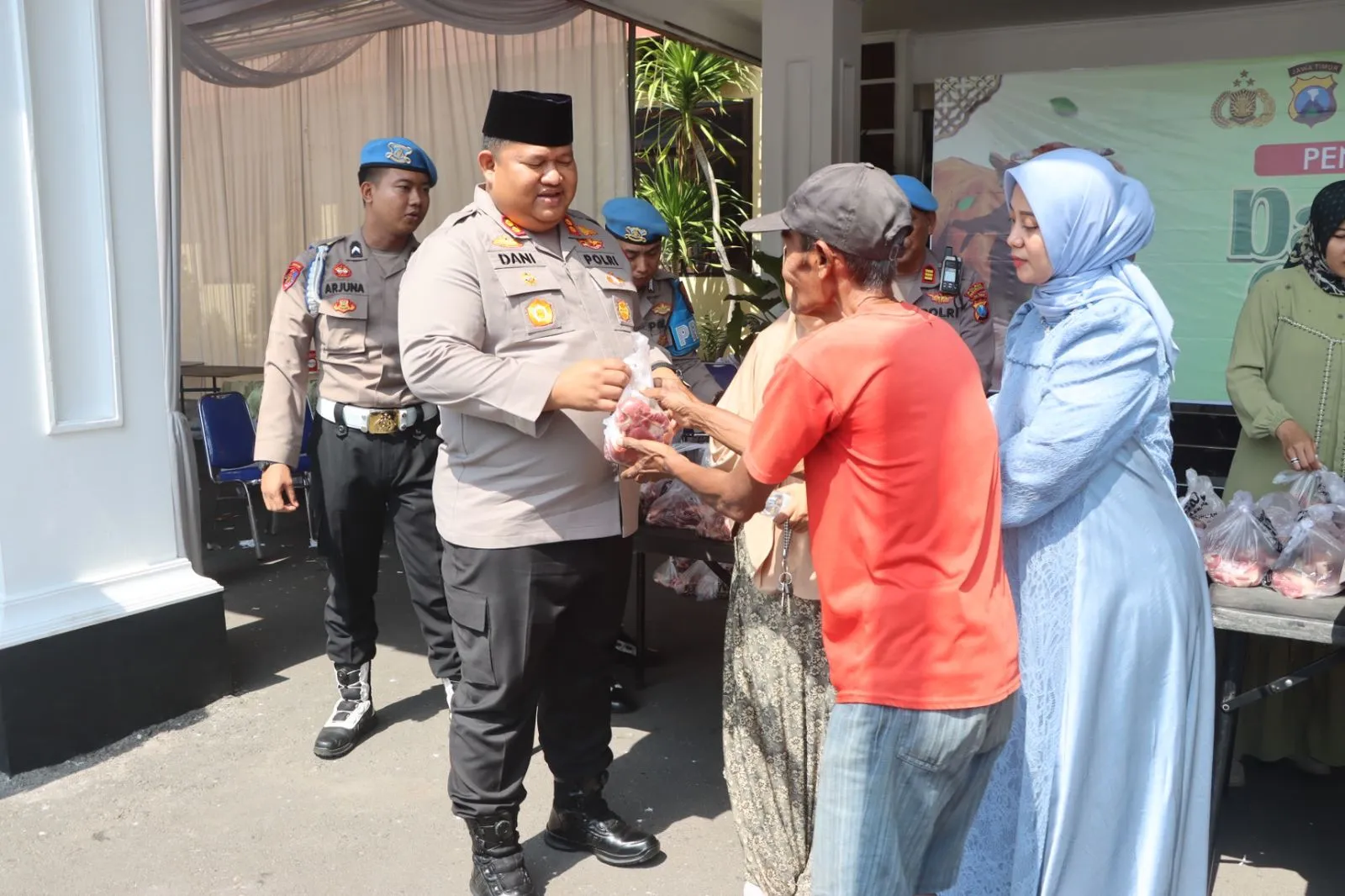 Polres Pasuruan Bagikan 750 Paket Daging Kurban Kepada Warga Sekitar