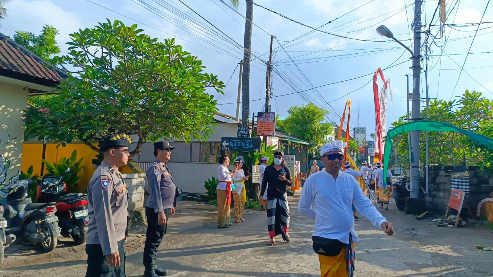 Bhabinkamtibmas Polsek Nusa Penida Desa Jungutbatu Laksanakan Pengamanan Melasti Pura Mpu Aji