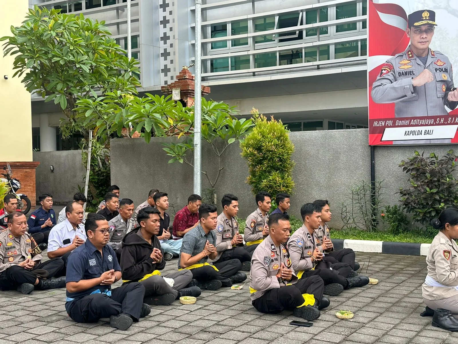 Personel Umat Hindu Polres Bandara Laksanakan Persembahyangan Bersama Purnama Sasih Sadha