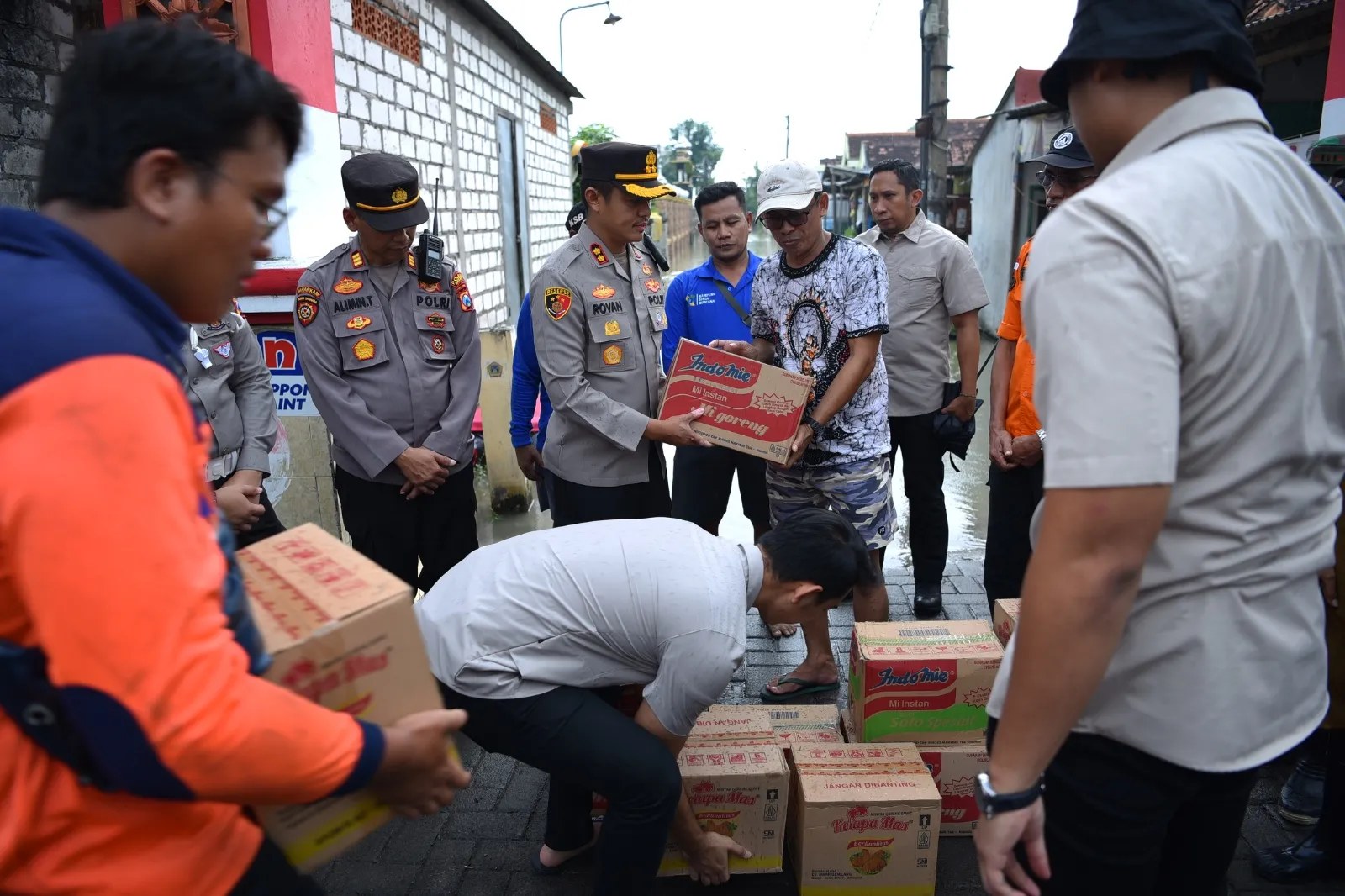Kapolres Gresik Salurkan Bantuan Sosial Bagi Warga Terdampak Banjir di Benjeng