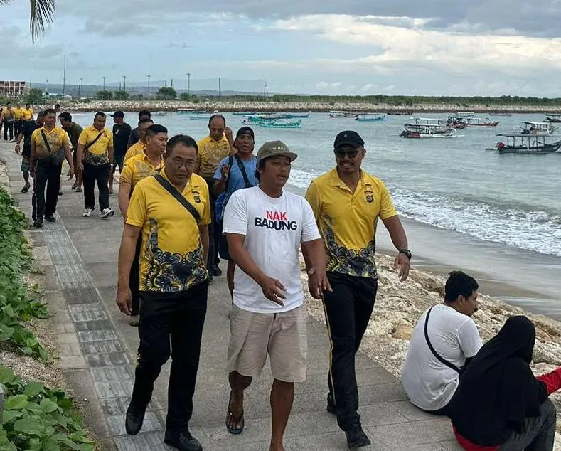 Bangun Kebersamaan, Polres Bandara Ngurah Rai Gelar Jalan Santai di Pantai Sekeh