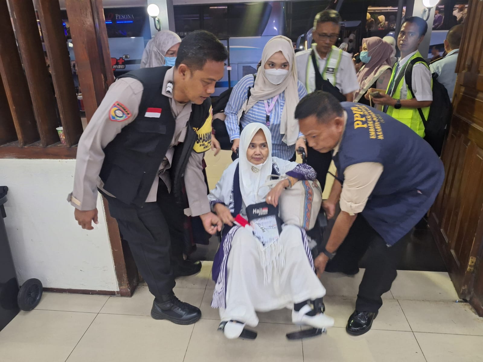 Polsek Makasar Amankan Kedatangan Jamaah Haji Kloter 03 Asal DKI Jakarta di Asrama Haji Pondok Gede