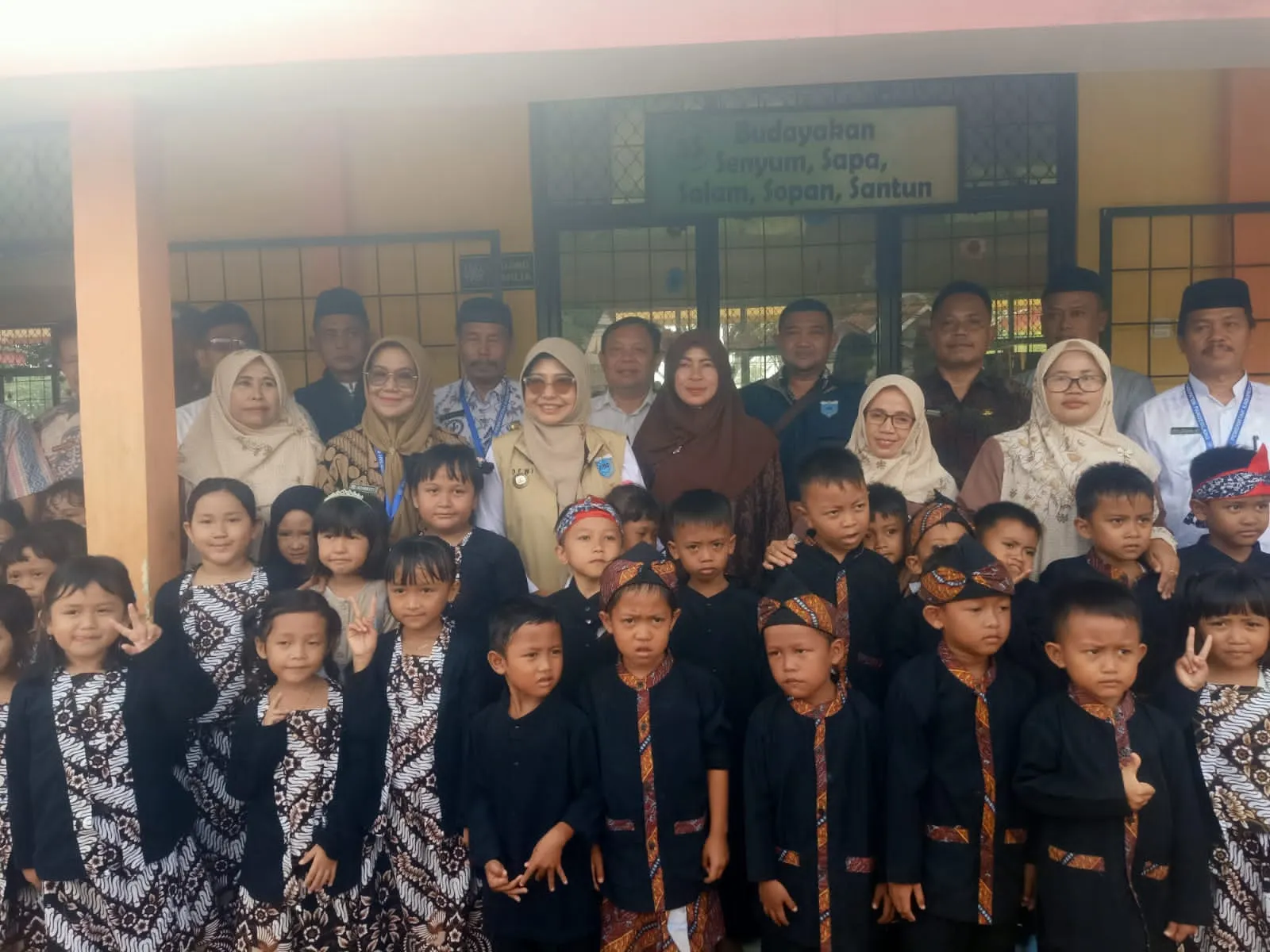 Bupati Pandeglang Hj.Rd.Dewi Setiani, S.Sos, MA. Kunjungi TK Nusa Indah dan Program Sekolah Rakyat Desa Tangkilsari, Serahkan Sertifikat PTSL di Desa Ciburial