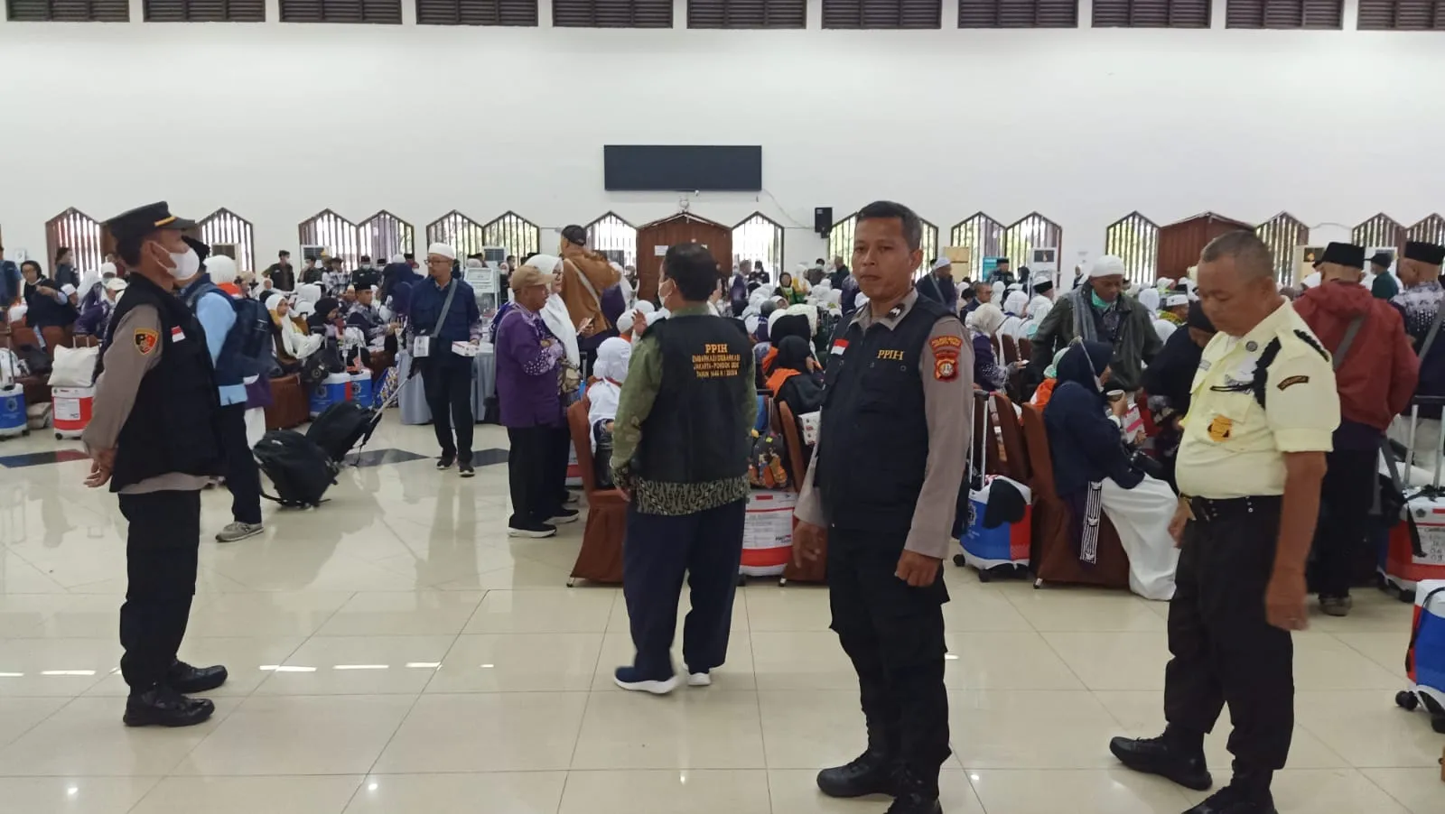 Aparat Gabungan Amankan Kedatangan Jamaah Haji Kloter 06 DKI Jakarta di Asrama Haji Pondok Gede